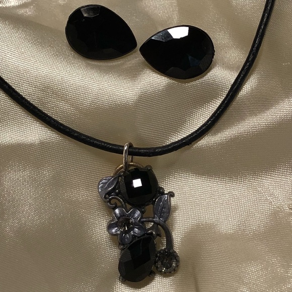 🆕Black pendant vintage look necklace & earrings - Picture 1 of 8